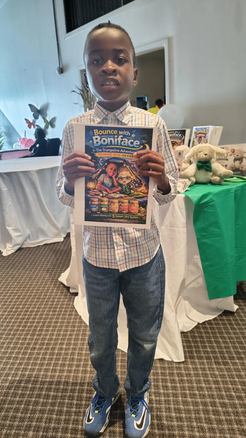 Enfant tenant le livre de coloriage Bounce with Boniface